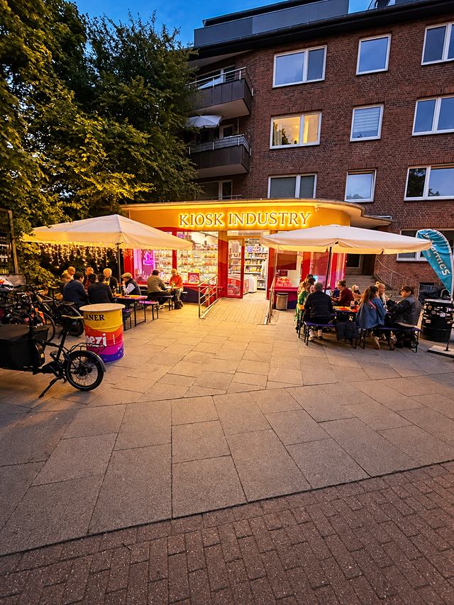 Der Kiosk am Abend von vorn.